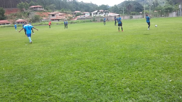 Bola rolando no campo da Vila Esperança.
