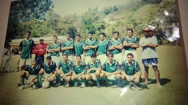 Vila cor de Esperança, uniforme tradicional e histórico.