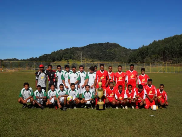 Jogo festivo, entrega da faixa de Campeão em Dores para a Vila.